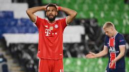 Penyerang Bayern Munchen, Eric Maxim Choupo-Moting, tampak kecewa usai gagal mencetak gol ke gawang Paris Saint-Germain (PSG) pada laga Liga Champions di Stadion  Parc des Princes, Rabu (14/4/2021). PSG takluk dengan skor 0-1. (AFP/Frank Fife)