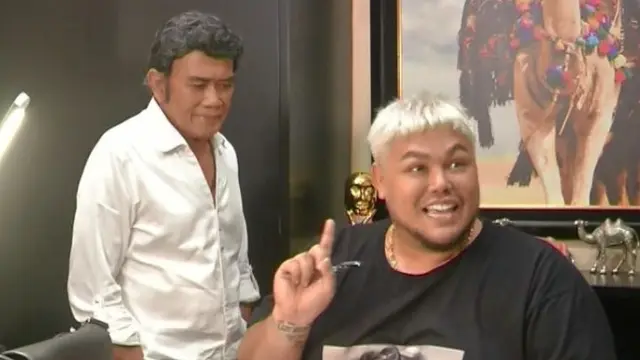 Ivan Gunawan membuatkan kostum untuk penampilan Raja Dangdut Rhoma Irama (ist)