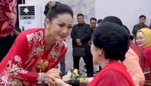 Krisdayanti di peringatan Hari Ibu yang diselenggarakan oleh Dewan Pimpinan Pusat (DPP) PDI Perjuangan. [Foto: IG/@krisdayantilemos]