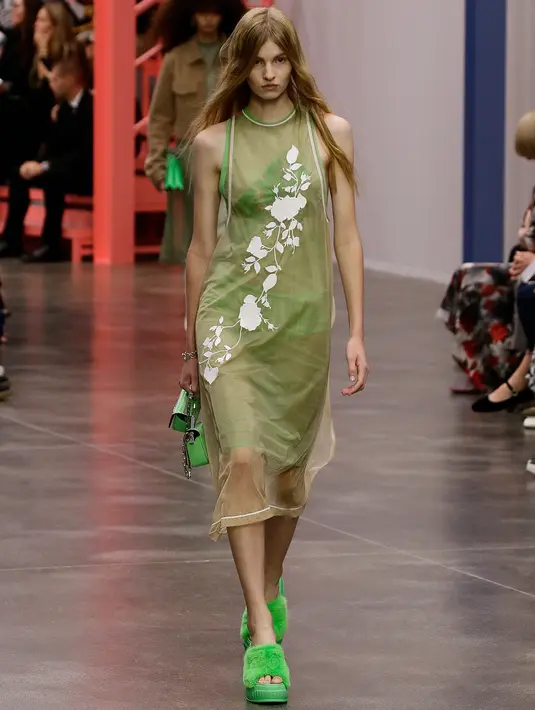 <p>Menurut Silvia Venturini Fendi, di FENDI, semua hal berasal dari perbincangan seputar F ganda, yang membuat mereka melihat hal-hal tersebut secara berpasangan. Foto: Document/FENDI.</p>