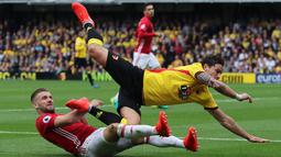 Pemain Watford, Daryl Janmaat, dilanggar pemain Manchester United, Luke Shaw, dalam laga Premier League di Stadion Vicarage Road, Minggu (18/9/2016). (Reuters/Eddie Keogh)