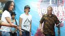 Personel grup band Slank menyambut kedatangan Ketua KPK Agus Rahardjo saat acara Ngobrol Santai Antikorupsi Bersama Slank, KPK, dan ICW di Jakarta, Rabu (12/4). Acara tersebut bertema "Mencegah Regenerasi Koruptor" (Liputan6.com/Immanuel Antonius)