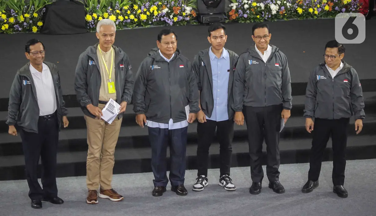 Ketiga Calon Presiden dan Calon Wakil Presiden pada Pemilu 2024 berfoto bersama sesaat sebelum mengakhiri kegiatan Paku Integritas di Gedung Merah Putih Komisi Pemberantasan Korupsi (KPK), Jakarta, Rabu (17/1/2024). (Liputan6.com/Angga Yuniar)