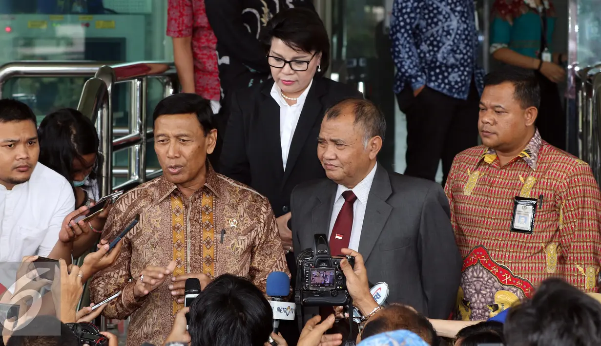 Menko Polhukam Wiranto memberikan keterangan pers usai menyerahkan LHKPN ke KPK, Jakarta, Jumat (7/10). Wiranto menyerahkan LHKPN sebagai anggota Kabinet Kerja. (Liputan6.com/Helmi Afandi)