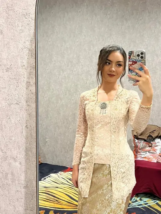 8. Ersya Aurelia memilih kebaya brokat model kutubaru yang sederhana namun tetap memancarkan aura elegan. Potongan klasik ini memberikan sentuhan tradisional yang tetap stylish. [@ersyaaurelia].