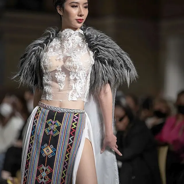 Koleksi Juan Iskandar di Toronto Fashion Week 2022, Tampilkan Songket dan Batik
