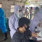 Para pedagang di Pasar PInasungkulan Karombasan Manado menjalani rapid test yang dilakukan oleh Dinas Kesehatan.