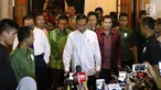 Presiden RI, Joko Widodo (tengah) usai melakukan pertemuan dengan pimpinan partai politik pendukung di Pilpres 2019, Jakarta, Kamis (9/8). Pertemuan sekaligus menentukan Cawapres pendamping Jokowi di Pilpres 2019. (Liputan6.com/Helmi Fithriansyah)