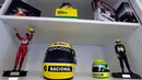 Ayrton Senna yang lahir di Sao Paulo, Brasil, 21 Maret 1960 dibuatkan miniatur dirinya. Helm yang pernah dipakainya juga ikut dipamerkan, Sao Paolo, Kamis (10/04/2014) (Reuters/Paulo Whitaker)