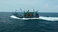 Kementerian Kelautan dan Perikanan (KKP), kembali menangkap satu kapal ikan pelaku illegal fishing berbendera Malaysia di Wilayah Pengelolaan Perikanan Negara Republik Indonesia (WPPNRI) 571, Selat Malaka, pada Minggu (26/9/2021). (Liputan6.com/ Ajang)