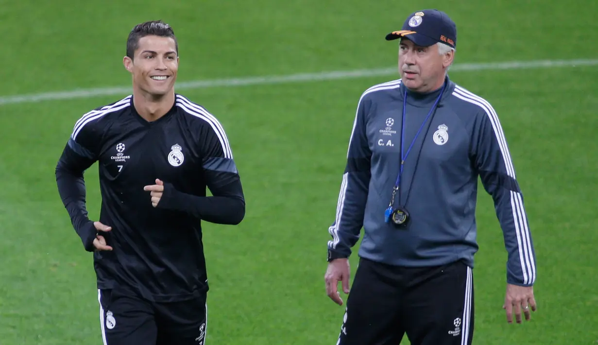 Pengawa Real Madrid, Cristiano Ronaldo (kiri) bersama pelatih Carlo Ancelotti saat sesi latihan di Stadion Juventus, Turin, Italia (4/5/2015). Real Madrid akan menantang Juventus di leg pertama semifinal Liga Champions. (Reuters/Max Rossi)