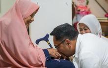 Ridwan Kamil Sungkem ke Ibunda Sebelum Kembali ke Jakarta