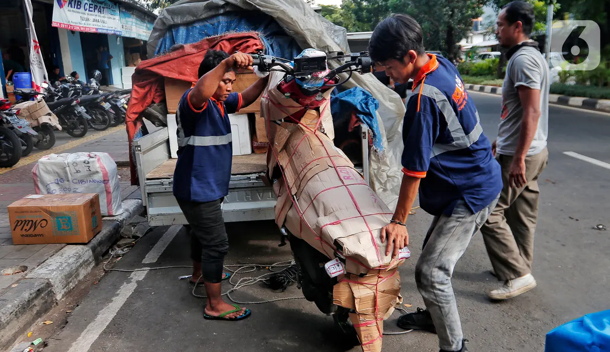 Banyak pemudik yang memilih mengirimkan sepeda motornya untuk digunakan di kampung halaman. (Liputan6.com/Angga Yuniar)