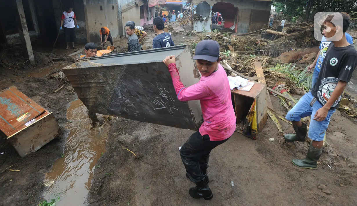 Warga mengevakuasi barang milik mereka usai banjir bandang yang melanda Kampung Cibuntu, Desa Pasawahan, Kecamatan Cicurug, Sukabumi, Jawa Barat, Selasa (22/9/2020). Banjir bandang mengakibatkan puluhan bangunan rusak berat, 12 rumah hanyut, dan dua korban masih hilang. (merdeka.com/Arie Basuki)