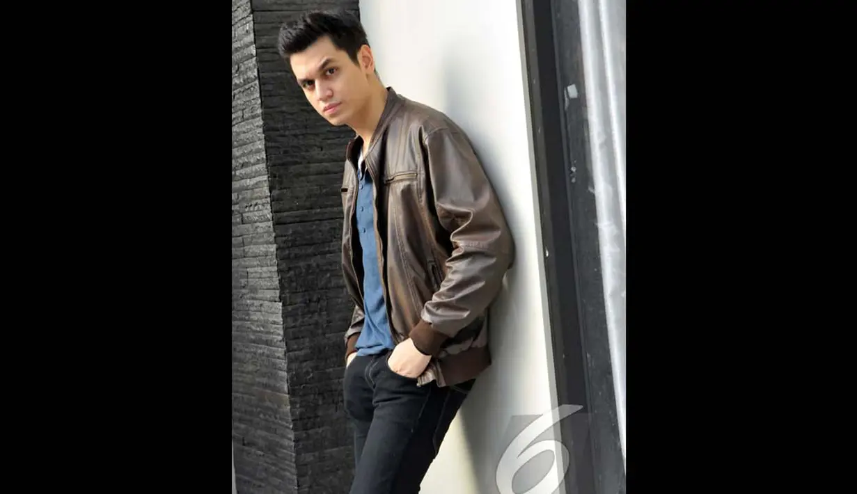 Jaket yang dipadu dengan kaos hijau dan celana jeans membuat penampilan pemeran Ganteng Ganteng Serigala ini semakin keren, Jakarta, Sabtu (12/07/2014) (Liputan6.com/Panji Diksana)