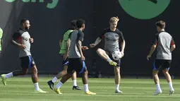 Gelandang Barcelona Frenkie De Jong (2R) dan rekan satu timnya menghadiri sesi latihan jelang matchday 1 Grup C Liga Champions 2022/2023, di Ciudad Deportiva dekat Barcelona, Selasa (6/9/2022). Menjamu Viktoria Plzen, Barcelona besutan Xavi Hernandez diprediksi akan melakukan rotasi. (Josep LAGO / AFP)