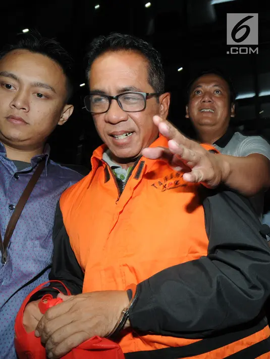 Bupati Mesuji, Khamami kenakan rompi tahanan dikawal petugas usai menjalani pemeriksaan 1x24 jam di gedung KPK, Jakarta, Jumat (25/1). Khamami ditahan 20 hari kedepan untuk memudahkan pemeriksaan. (merdeka.com/Dwi Narwoko)