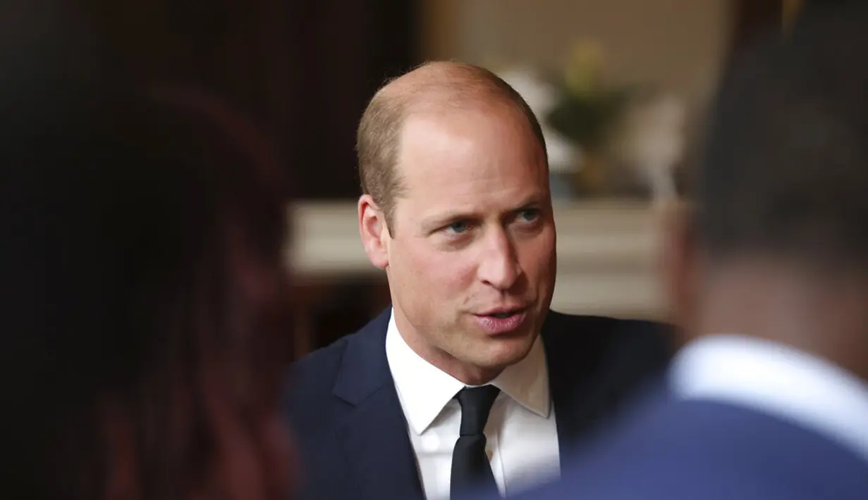 Pangeran William dan Kate Middleton bertemu relawan dan staf yang bertugas dalam pemakaman Ratu Elizabeth II.  (Ian Vogler/Pool Photo via AP)