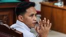 Terdakwa Richard Eliezer Pudihang Lumiu bersiap menjalani sidang dengan agenda pembacaan vonis oleh Majelis Hakim dalam kasus pembunuhan Brigadir Yosua Hutabarat di Pengadilan Negeri Jakarta Selatan, Rabu (15/2/2023). Eliezer merupakan ajudan dari istri Ferdy Sambo yang telah mengabdi sejak 2013. Saat itu, Ferdy Sambo masih menjabat sebagai Kapolres Brebes. Eliezer sendiri, bertugas di Brebes sebagai Satlantas Polres Brebes. (Liputan6.com/Johan Tallo)