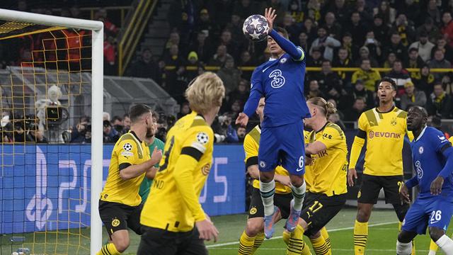 Foto: Aksi Gol Tangan Tuhan Thiago Silva Buyar, Chelsea Takluk dari Borussia Dortmund di Liga Champions