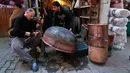 Para pedagang barang antik bekerja di toko mereka di Baghdad, Irak, Rabu (20/3). (AP Photo/Hadi Mizan)