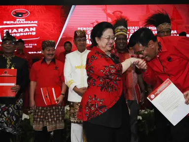 Djarot Saiful Hidayat (kanan depan) mencium tangan Ketua Umum DPP PDIP, Megawati Sukarnoputri usai menerima surat rekomendasi menjadi Bakal Cagub Sumatera Utara di Jakarta, Kamis (4/1). (Liputan6.com/Helmi Fithriansyah)