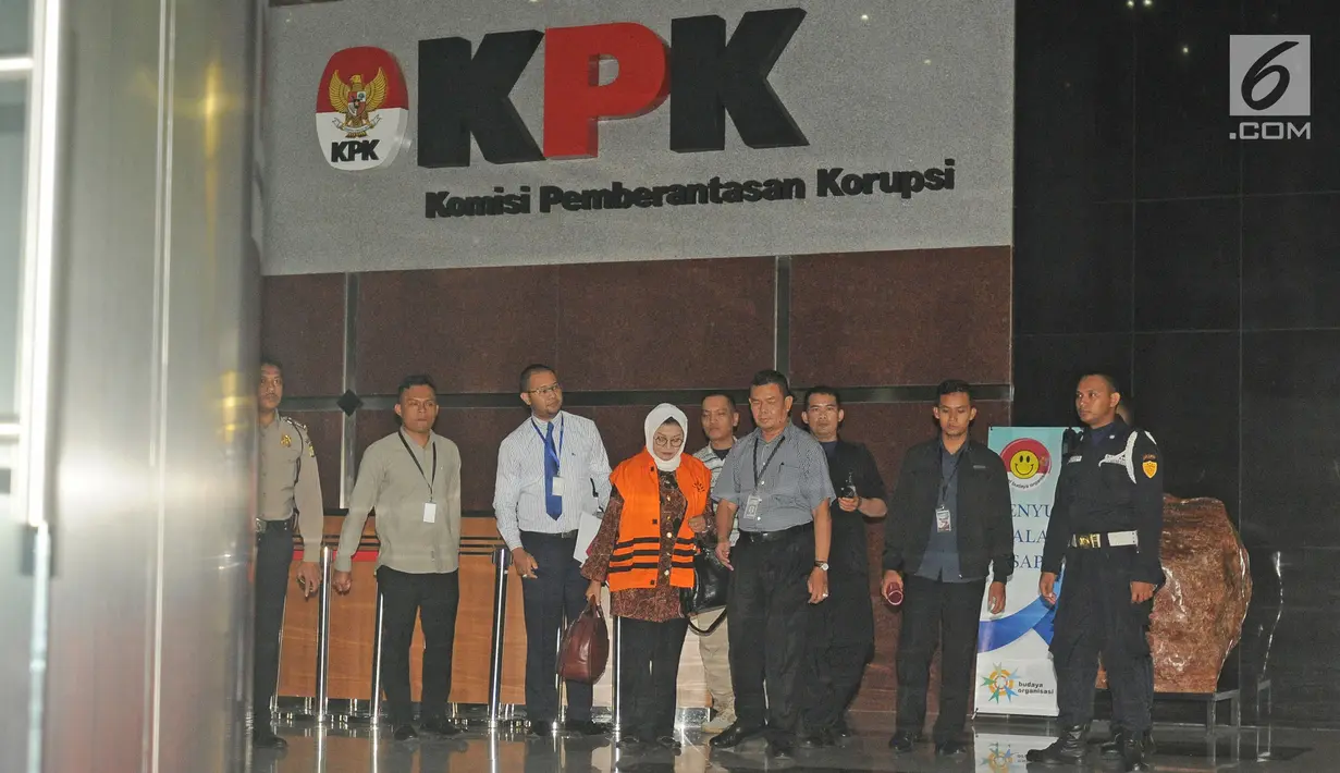 Bupati Subang Imas Aryumningsih mengenakan rompi oranye seusai menjalani pemeriksaan di Gedung KPK, Jakarta, Kamis (15/2). Imas diduga menerima uang Rp 4,5 Miliar terkait suap pengurusan perizinan usaha di Pemkab Subang. (Liputan6.com/Herman Zakharia)