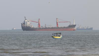 Selat Hormuz Mencekam: Tanker Minyak Meledak Diterjang Ranjau