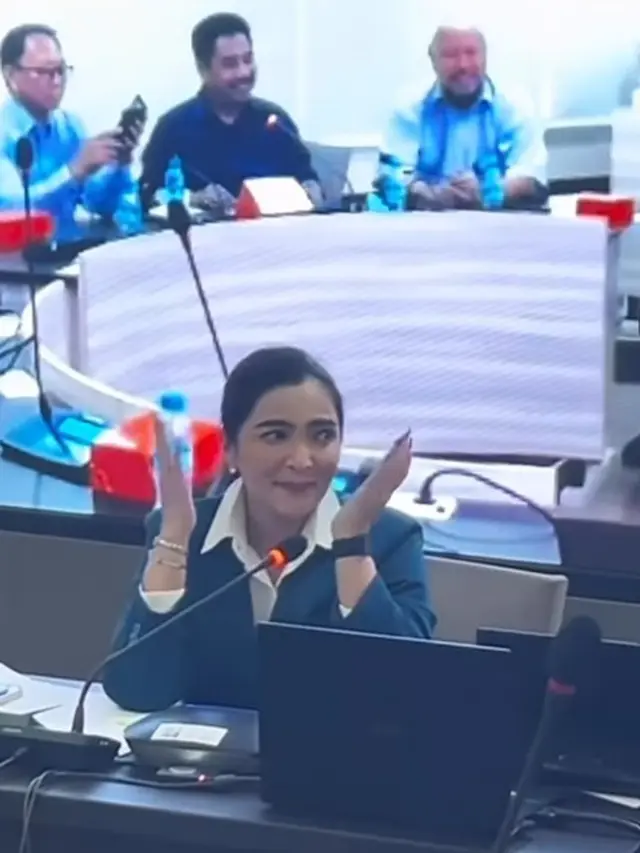 Ashanty saat sidang proposal disertasi (Instagram/ashanty_ash)