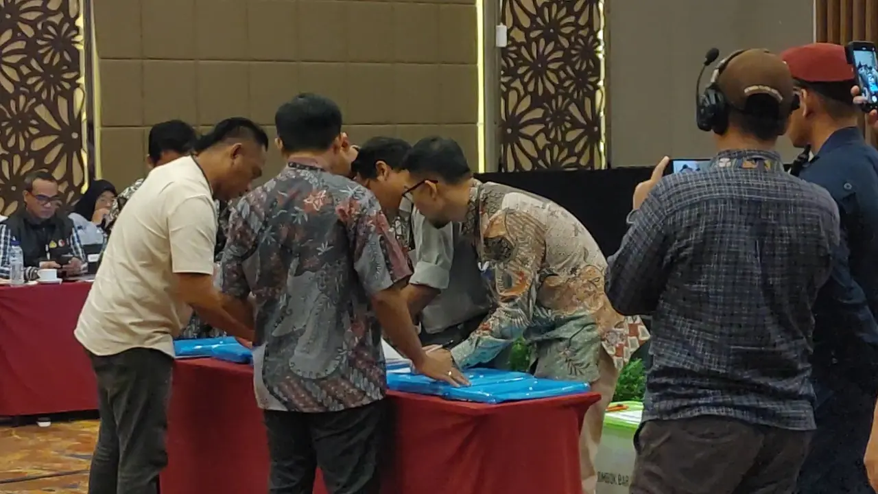 Penyerahan Dokumen ke ketua KPU NTB