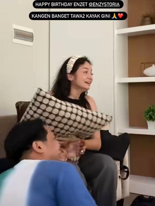 Yang terakhir penyanyi Karis Alika Islamadina juga ikut membagikan kenangannya bareng Enzy Storia. Momen bercanda mengingatkan kembali masa-masa Enzy saat masih lajang. (Liputan6.com/IG/@alikaislamadina)