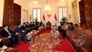 Presiden Joko Widodo menerima perwakilan delegasi Republik Rakyat Tiongkok (RRT) di Istana Merdeka, Jakarta, Selasa (3/2/2015).  Pertemuan ini membahas masalah perekonomian kedua negara. (Liputan6.com/Faizal Fanani)
