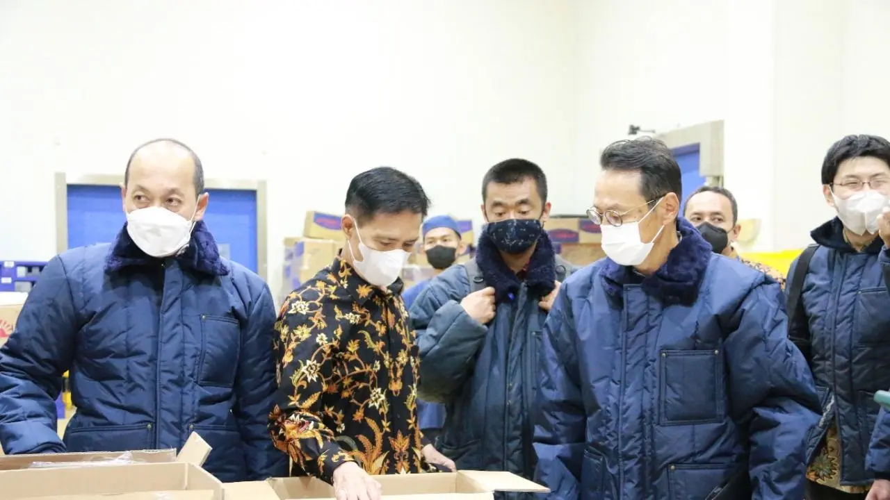 Direktur Pengelolaan Sumber Daya Ikan Ridwan Mulyana mendampingi  Duta Besar Jepang untuk Indonesia Kanasugi Kenji (20/4/2022). (Dok KKP)