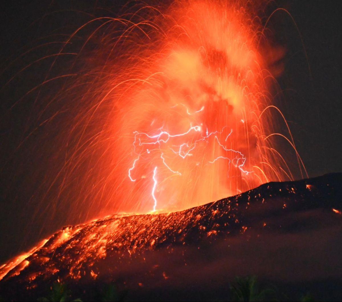 Gunung Ibu di Pulau Halmahera, Maluku Utara, kembali mengalami erupsi pada Kamis (4/7/2024). Muntahan abu dan lava pijar dari kawah Gunung Ibu tampak disertai suara dentuman dan sambaran kilat. Foto: HO/Indonesia’s Geological Agency/AFP