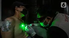 Peserta mengikuti kegiatan hapus tato gratis di Dewan Pimpinan Pusat Forum Ulama Habaib Jakarta, Selasa (19/4/2022). Kegiatan ini diperuntukan bagi masyarakat yang hendak "berhijrah" namun terkendala biaya dalam penghapusan tato, berlangsung dari tanggal 18-19 April 2022. (Liputan6.com/Johan Tallo)