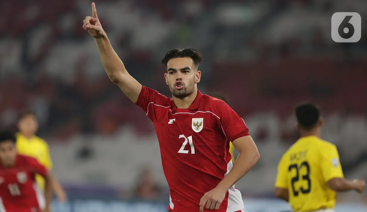 Pemain depan Timnas Indonesia U-23, Jens Raven merayakan golnya ke gawang Brunei Darussalam pada laga Grup A ASEAN U-23 Championship Mandiri Cup 2025 di Stadion Utama Gelora Bung Karno, Jakarta, Selasa (15/7/2025). (Liputan6.com/Helmi Fithriansyah)