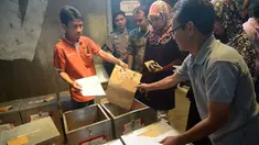 Terkait sengketa Pilpres di Mahkamah Konstitusi KPU mulai melakukan pembukaan kotak suara.