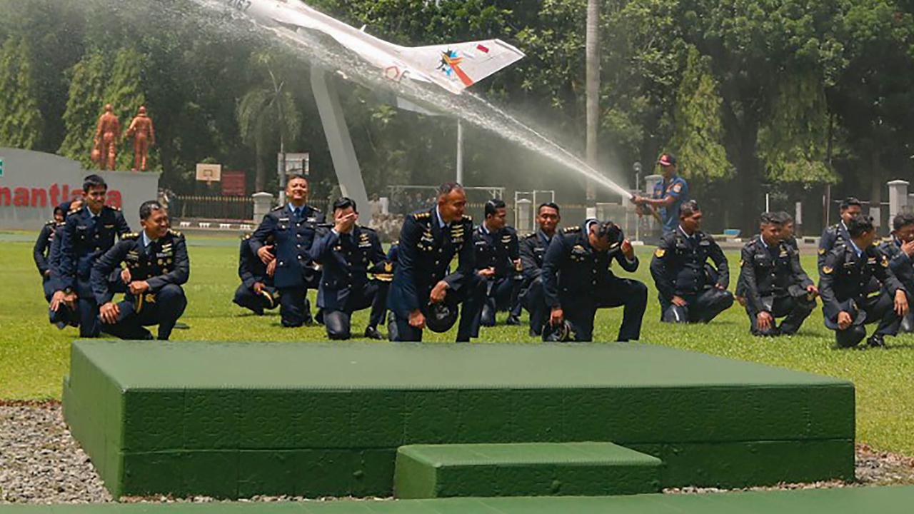 FOTO: Tradisi Mandi Kembang Warnai Kenaikan Pangkat di Koopsudnas