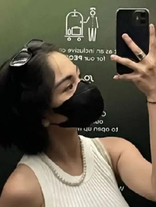 Tampil dengan tank top putih dipadu kalung rantai serta kacamata hitam, Jeje Slebew  melakukan selfie. (Foto: Instagram/@jejelincessofficial)