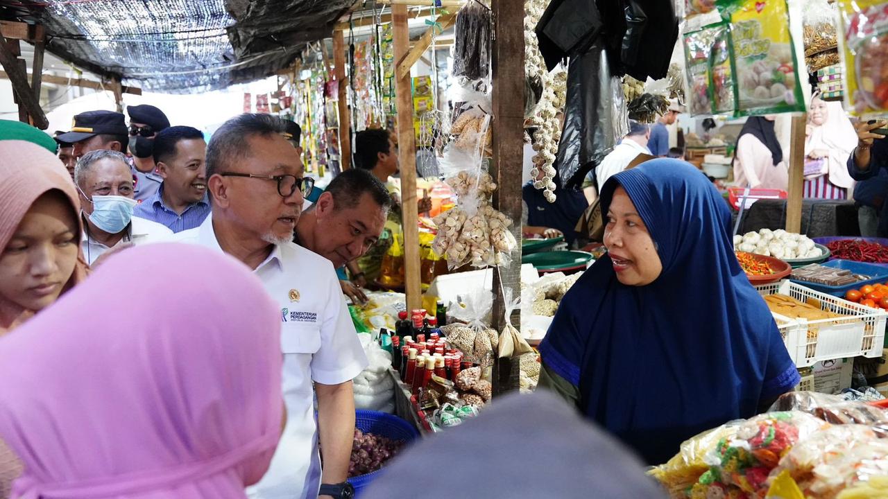Menteri Perdagangan (Mendag) Zulkifli Hasan atau Zulhas meninjau harga sejumlah barang kebutuhan pokok (bapok) di Pasar Seketeng, Sumbawa Nusa Tenggara Barat (NTB), Jumat (7/7) (Istimewa)