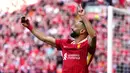 Pemain Liverpool, Mohamed Salah merayakan golnya dengan berswafoto bersama para pendukung timnya dalam laga lanjutan Liga Inggris 2024/2025 melawan Tottenham Hotspur di Anfiled, Liverpool, Inggris, Minggu (27/04/2025) waktu setempat. (AP Photo/PA/Peter Byrne)
