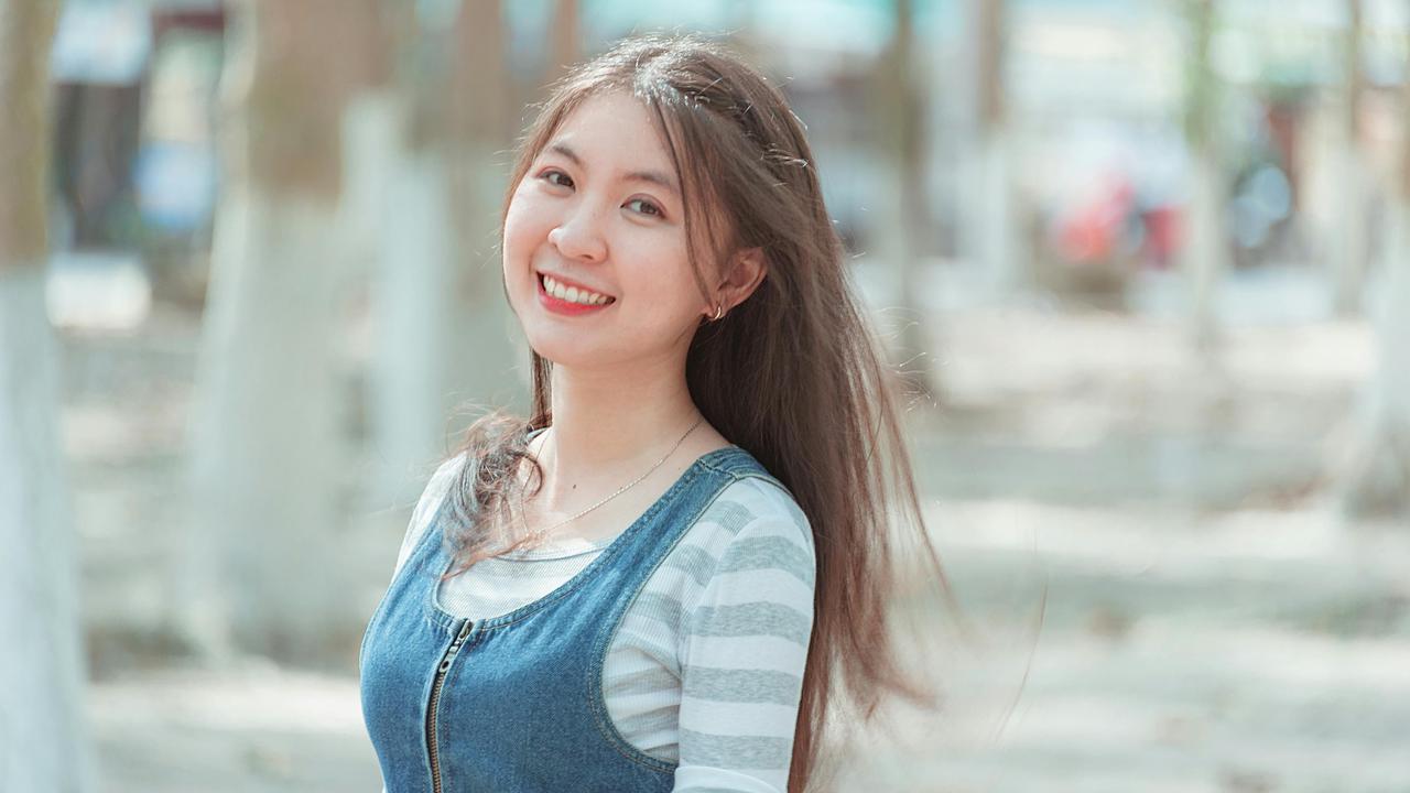 tersenyum kalem senang gembira santai