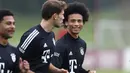 Pemain Bayern Munchen, Leroy Sane, saat mengikuti sesi latihan di Munich, Jerman, Sabtu (12/9/2020). Bayern Munchen akan menghadapi Schalke pada laga pembuka kompetisi Liga Jerman musim 2020/2021. (AP Photo/Matthias Schrader)