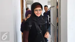 Istri Iwan Fals, Rosana saat di Pengadilan Jakarta Barat, Rabu, (23/9/2015). Kehadiran Ros untuk melihat proses persidangan gugatan manajemen Iwan Fals terhadap promotor acara ‘Kantata Barock’. (Liputan6.com/Faisal R Syam)