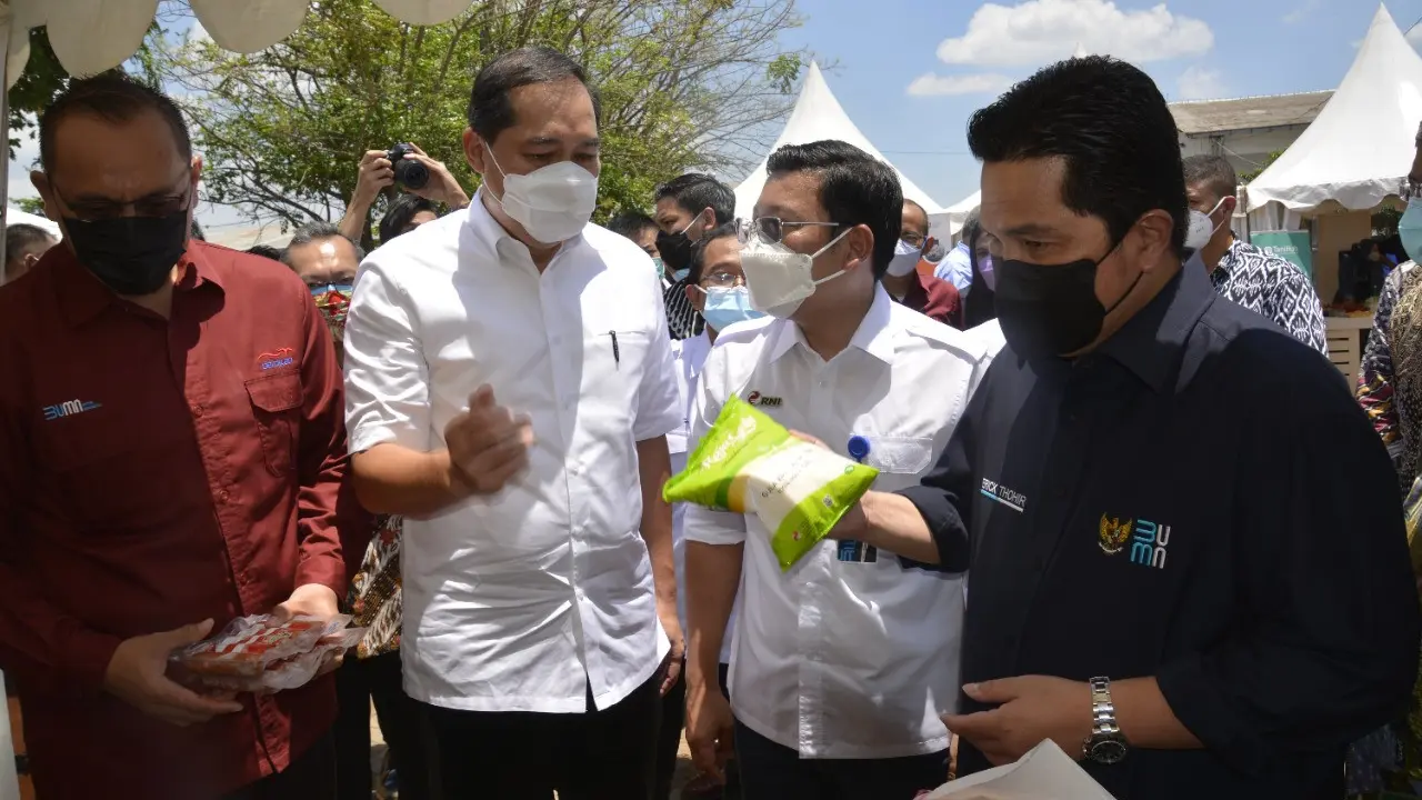 Menteri BUMN Erick Thohir bersama Direktur Utama PT RNI (Persero) Arief Prasetyo Adi.