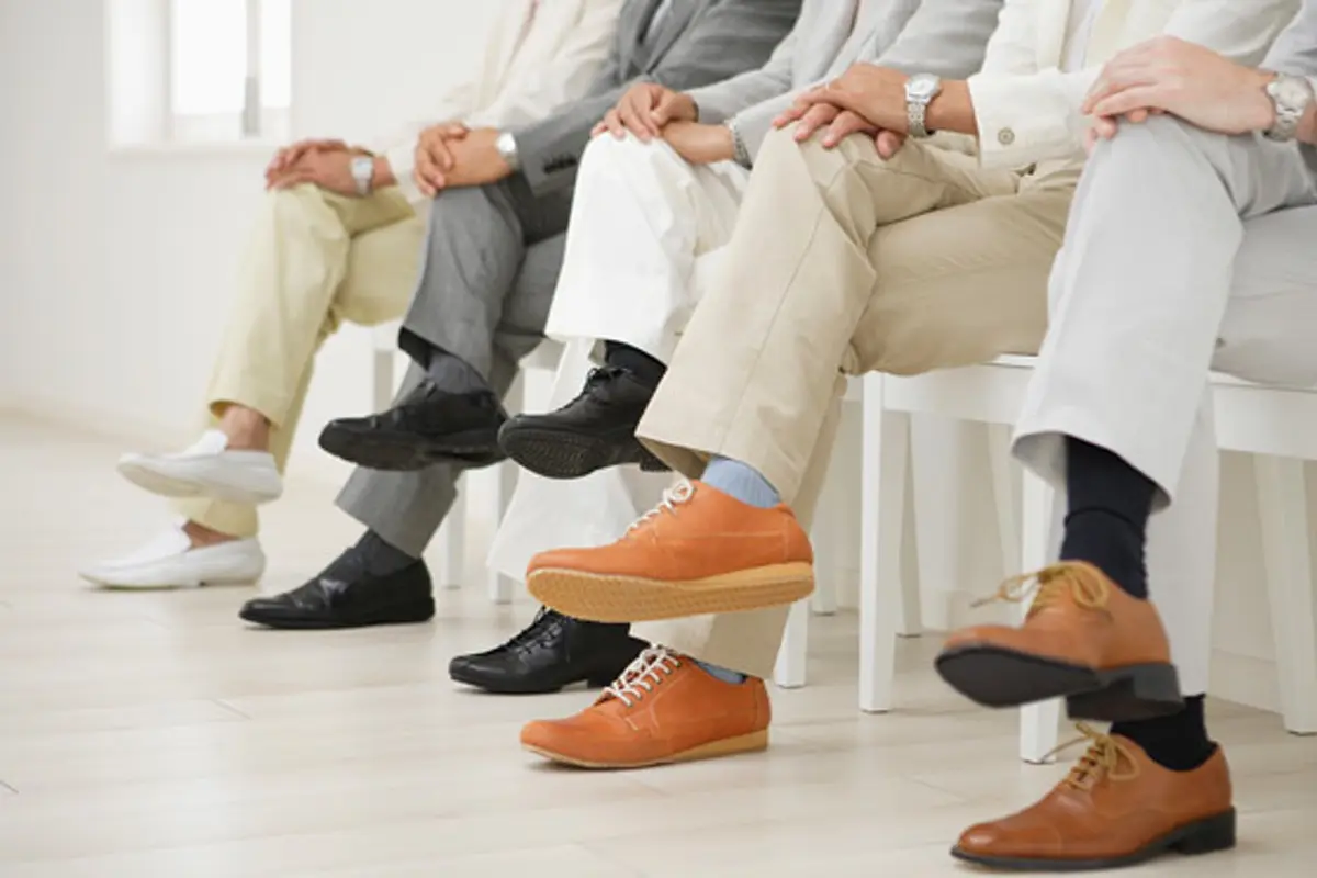 4 Alasan Kenapa Kamu Nggak Boleh Menyilangkan Kaki Saat Bersantai