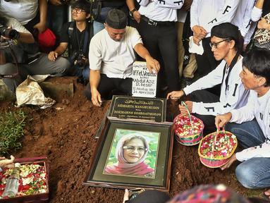 Personel band Slank, Bimo Setiawan Almachzumi atau yang akrab disapa Bimbim (kanan) usai prosesi pemakaman Iffet Veceha atau Bunda Iffet di Tempat Pemakaman Umum (TPU) Karet Bivak Jakarta, Minggu (27/4/2025). (Liputan6.com/Angga Yuniar)