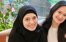 7 Potret Keakraban Donna Harun dengan Herfiza Sang Menantu, Senang Selalu Dilibatkan tentang Cucu