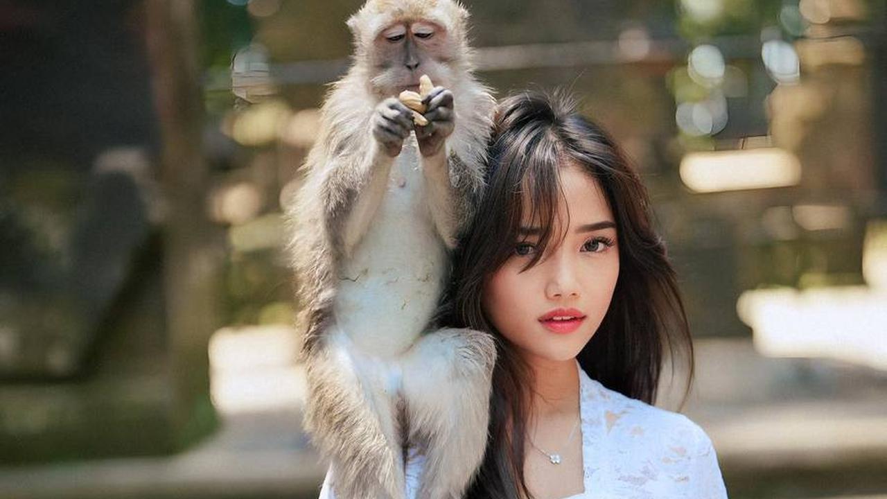 Fuji Bersama Seekor Monyet