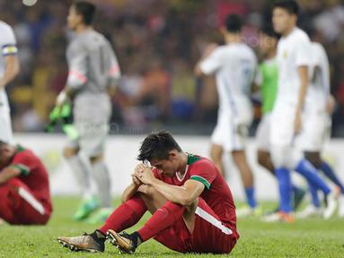 Bek timnas indonesia, Gavin Kwan Adsit, tampak lesu usai dikalahkan Malaysia pada laga semifinal Sea Games 2017 di Stadion Shah Alam, Selangor, Sabtu (26/8/2017). Malaysia menang 1-0 atas Indonesia. (Bola.com/Vitalis Yogi Trisna)